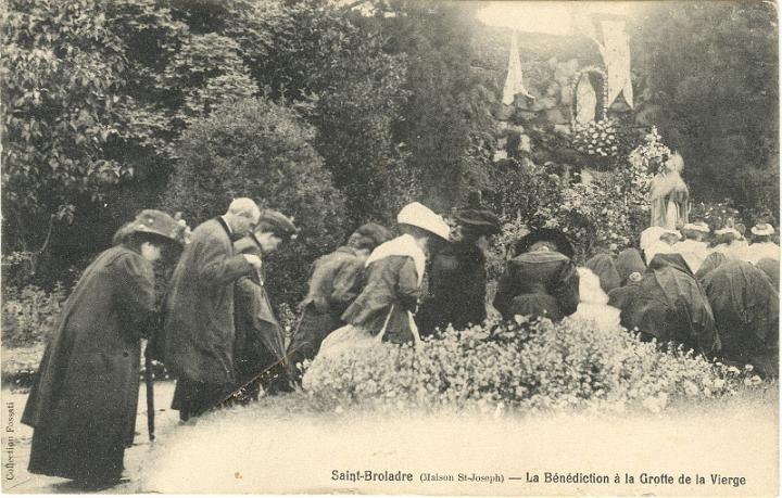 saint-broladre_maison-saint-joseph_La Benediction a la Grotte de la Vierge.jpg